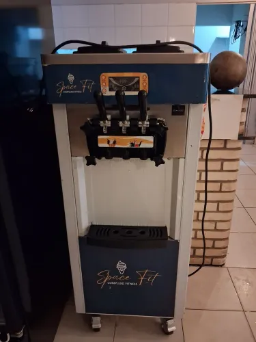 Máquina de sorvete e açaí