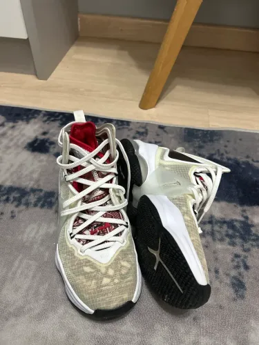 Vendo tênis Nike LeBron XIX, em ótimo estado 
