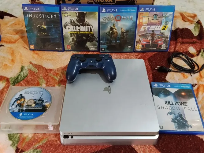 PS4 slim cinza controle azul Barato, acompanha 2 jogos só escolher na foto
