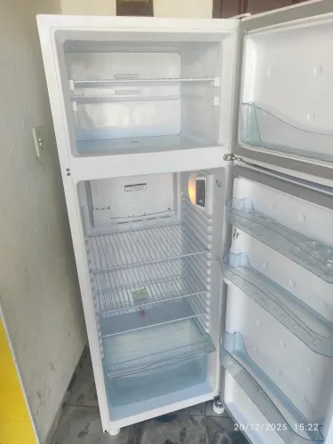 Geladeira cônsul 4 meses de uso, só estou vendendo porque comprei outr