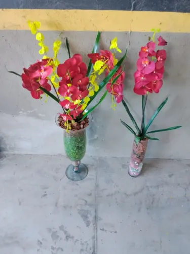 2 (DOIS) VASOS VIDRO DE FLORES ARTIFICIAIS