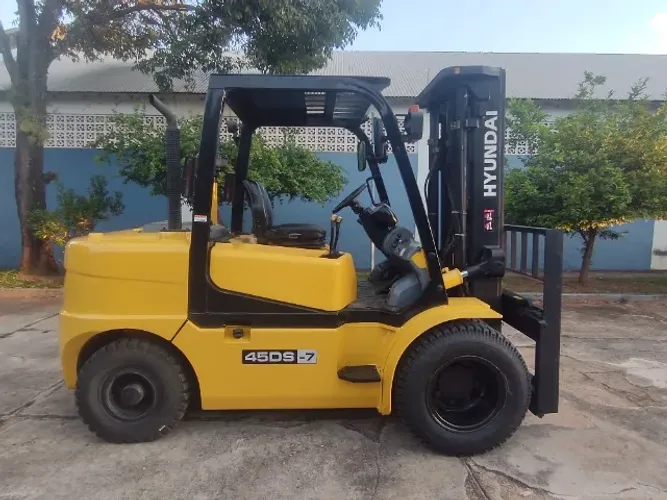 Empilhadeira Hyundai 4,5T * Diesel com 8 mil horas * 2010