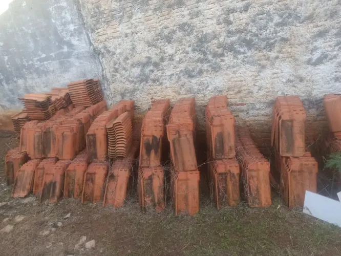 700 telhas de barro