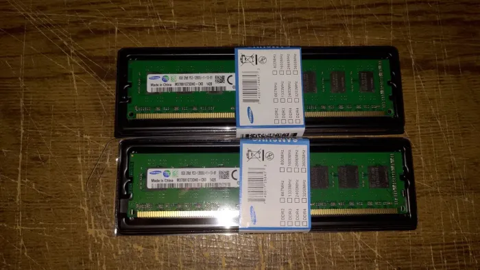 VENDO OU TROCO Dois Pentes de Memória RAM Samsung, DDR3, 8GB, 1600Mhz (Preço Negociável)