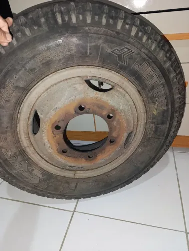 Roda e pneu com câmara p caminhão 3/4