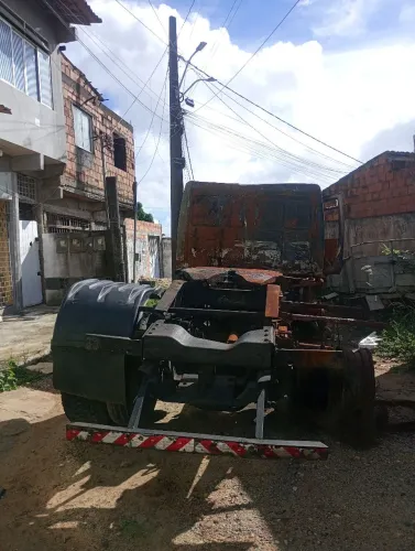 Vendo ou troco um cavalo mecânico (carbonizado) Ford cargo 4331 para retirada de peças