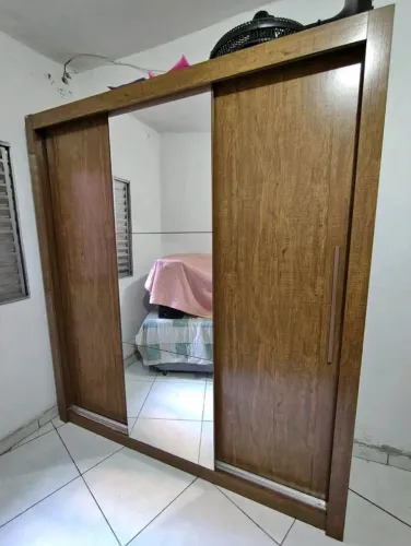 Estou doando este guarda roupa