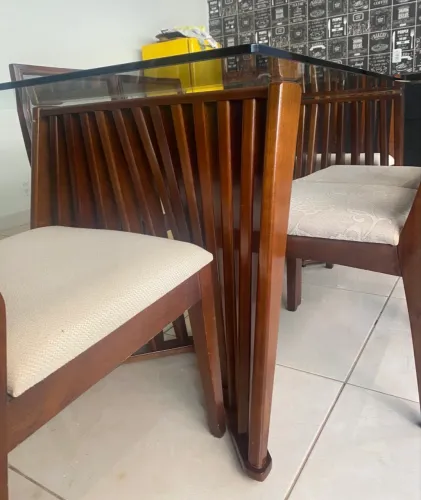 Mesa de jantar pés de madeira com tampo de vidro