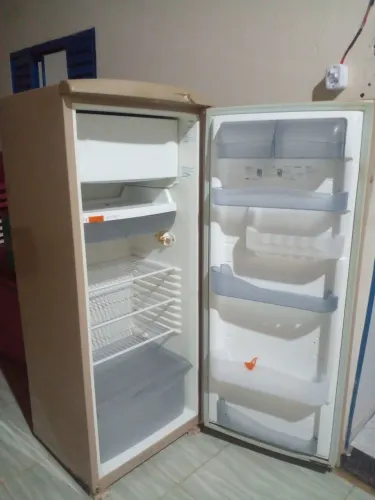 Geladeira em bom estado de conservação