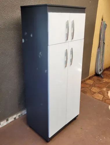 Lindo armário muit uso com 4 portas 