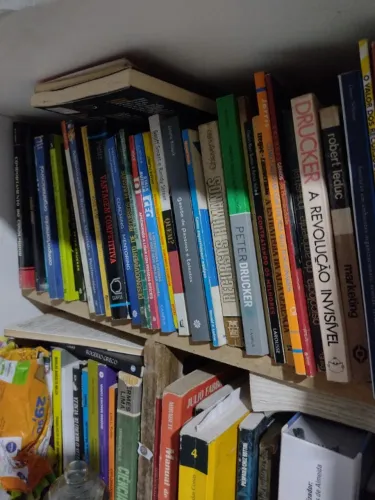 Vendo livros de Recursos humanos e Administração, tudo por um só preço. 50 livros.