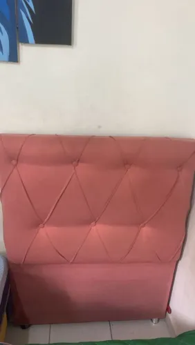 Cama e cabeceira.