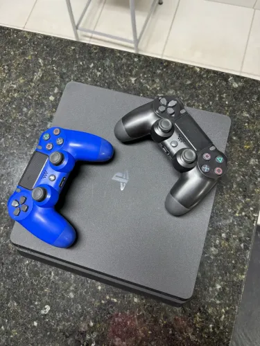 PS4 SLIM 500GB 2 CONTROLES