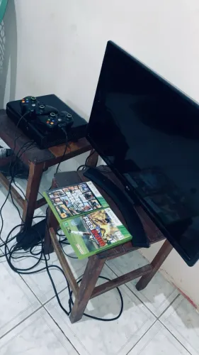 Vende-se Xbox 360 (com 5 jogos) + TV de alta qualidade
