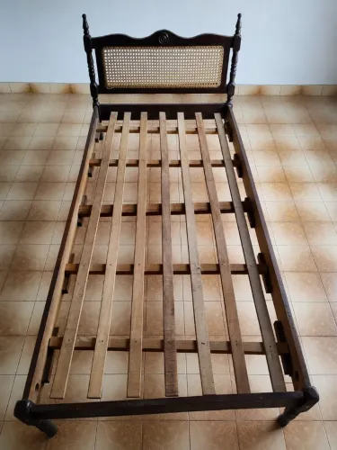 Cama de Solteiro de Madeira Maciça - Estilo Retrô/Colonial