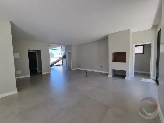 Casa Residencial de 4 dorms no bairro Ingleses