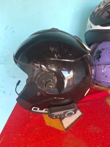 Capacete cms com óculos fone e microfone tenho a outra parte dele que e so encaixar