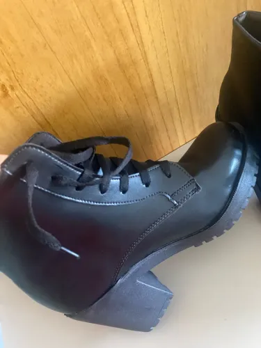 Bota Feminina Preta Nova com Cadarço e Salto Tratorado