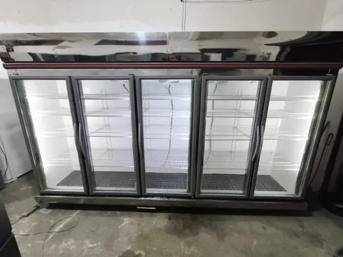 Cervejeira expositora de 5 portas -5 °C (mini câmera fria) PANAFRIO