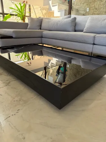 Mesa de centro Uultis em mármore Nero Marquina com vidro