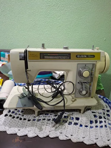 Vendo uma macina de costura  ta parada mais ta boa eu nao sei mexe
