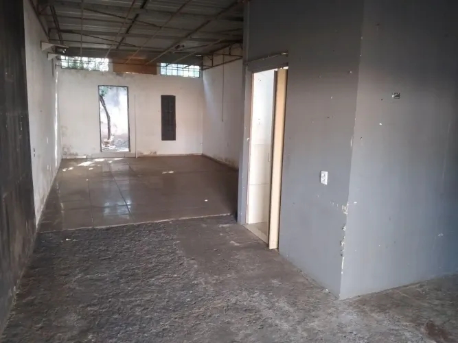 Aluguel de cômodo para comércio. 2 portas de comércio, banheiro, 1 pequeno espaço no fundo