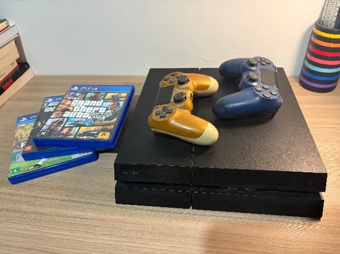 Sony PlayStation 4 PS4 Fat 500 GB + 2 controles + 4 jogos físicos