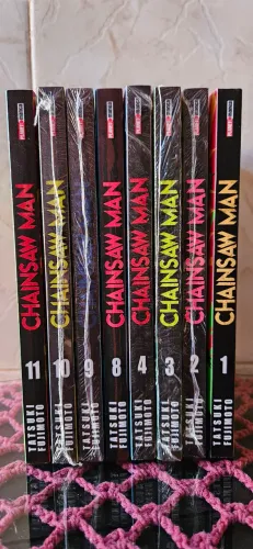 Mangás Chainsaw Man extremamente novos.