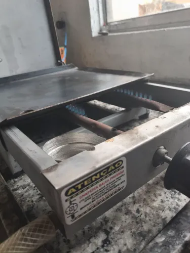 Chapa com prensa para lanche