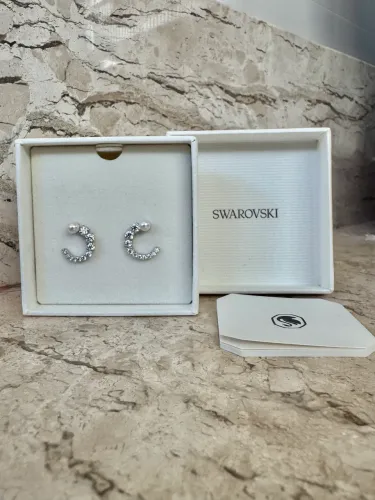 Brinco delicado swarovski no prata