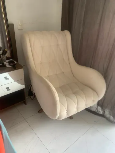 Poltrona grande com pés em madeira