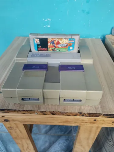 Super Nintendo fat com um controle e um jogo