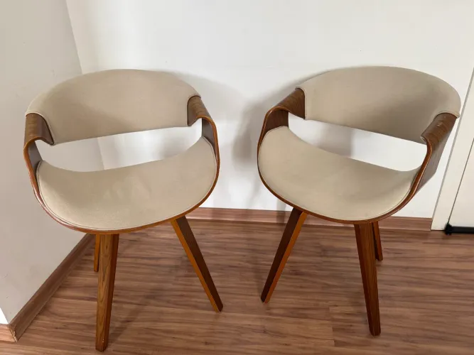 2 Cadeiras em madeira Rivatti. Conjunto de 2 cadeiras inclusa no valor.
