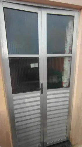 Porta alumínio toda boa, motivo da venda, trocar por uma de vidro por isso estou vendendo 
