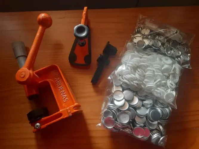 Máquina de Buttons Cardenas + matriz 25mm + insumos 