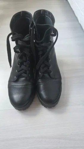Vendo bota feminina preta, usada 2x apenas. Estado de nova.