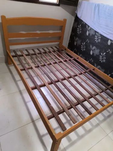 Cama de casal em madeira maciça 