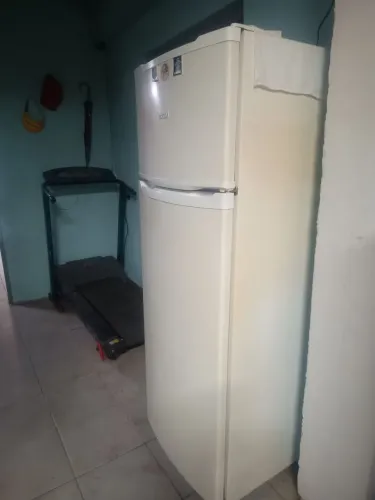 Vendo uma geladeira Consul bem conservada comprei uma maior por isso estou vendendo essa