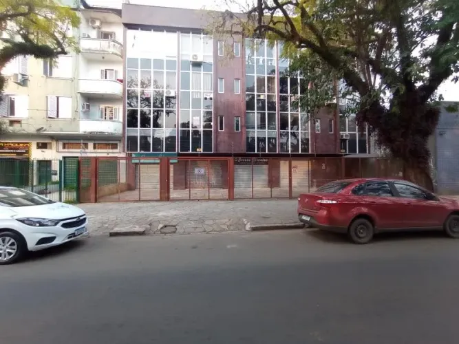 Loja com 65m², banheiro, pequeno depósito aos fundos e área coberta. Térrea, de frente, pi