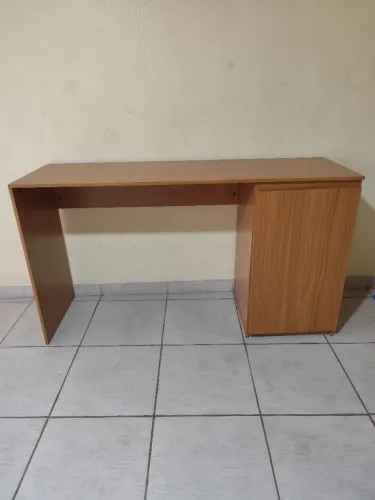 Mesa de madeira com gaveteiro