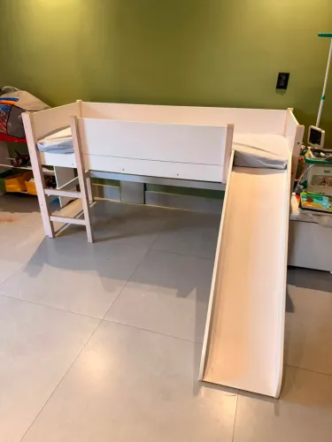 Cama infantil com escorregador (solteiro)