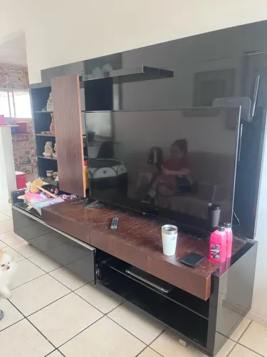 Rack com painel de madeira