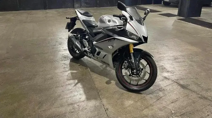 A venda !YAMAHA R3