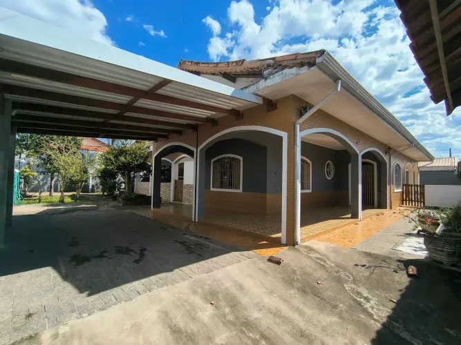 CASA COM TERRENO MUITO ESPAÇOSO, VARANDA GOURMET E 02 SUÍTES