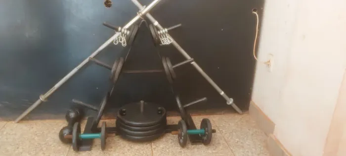 Kit de musculação anilhas, barras e alteres