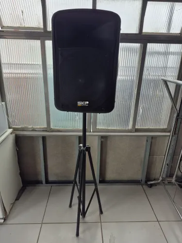 CAIXA DE SOM ATIVA SKP PRO AUDIO SK-4P (15 POLEGADAS / 250W RMS) + PEDESTAL TRIPÉ
