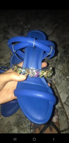 VENDO SANDÁLIAS NOVAS, A AZUL NUNCA FOI USADA E A PRETA USADA APENAS UMA VEZ