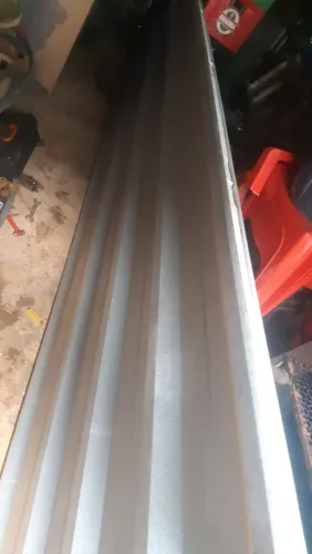 Telha sanduíche em perfeito estado. Mede 4,40 metros