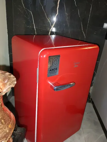 Vendo frigobar retrô vermelho