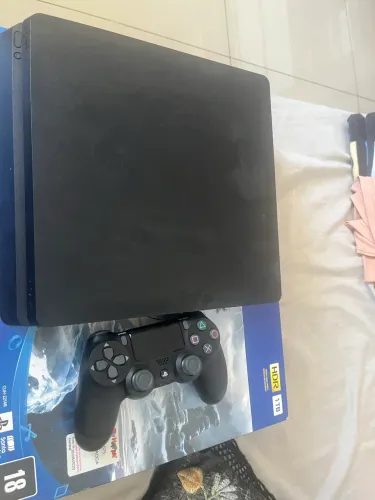 PS4 SLIM 1 TB com 3 jogos . Acompanha 3 jogos .